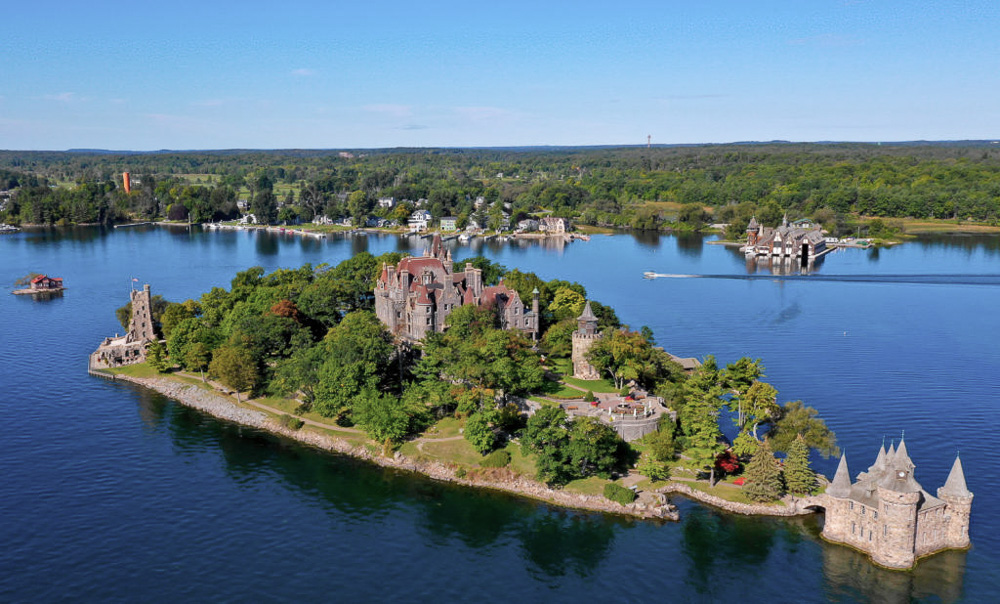 ภาพจากมุมสูง มองเห็นทัศนียภาพของปราสาทโบลต์ (Boldt Castle) บนเกาะ Heart Island