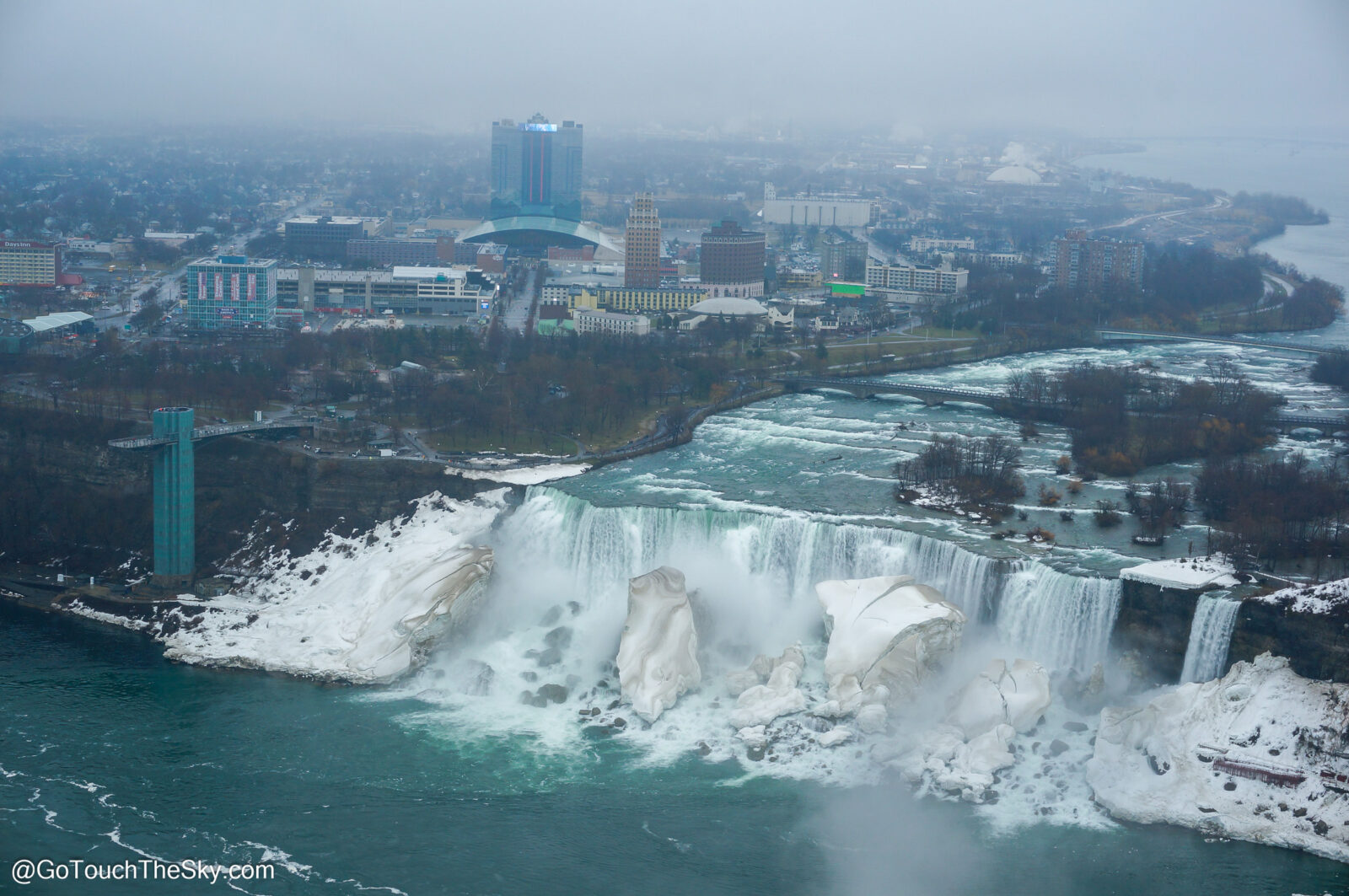 ภาพมุมสงของ American Falls และ USA Observation Deck