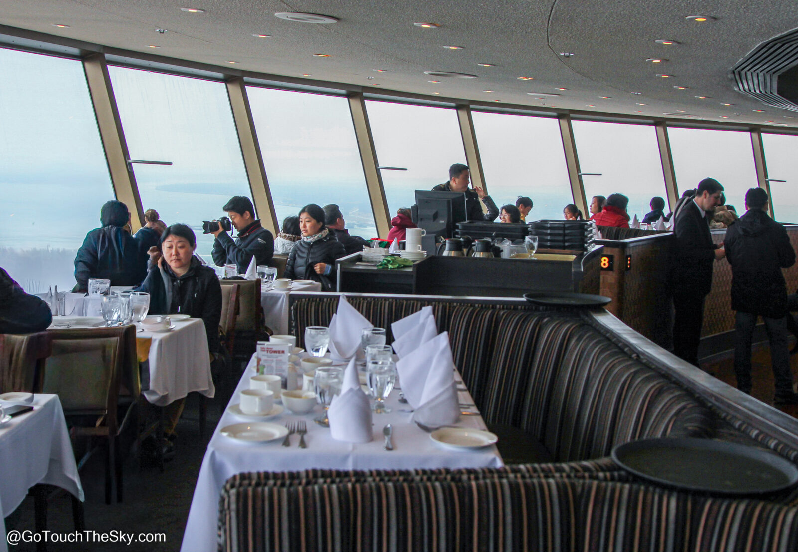 บรรยากาศของภัตตาคารหมุนได้ 360 องศาบนหอคอย Skylon Tower