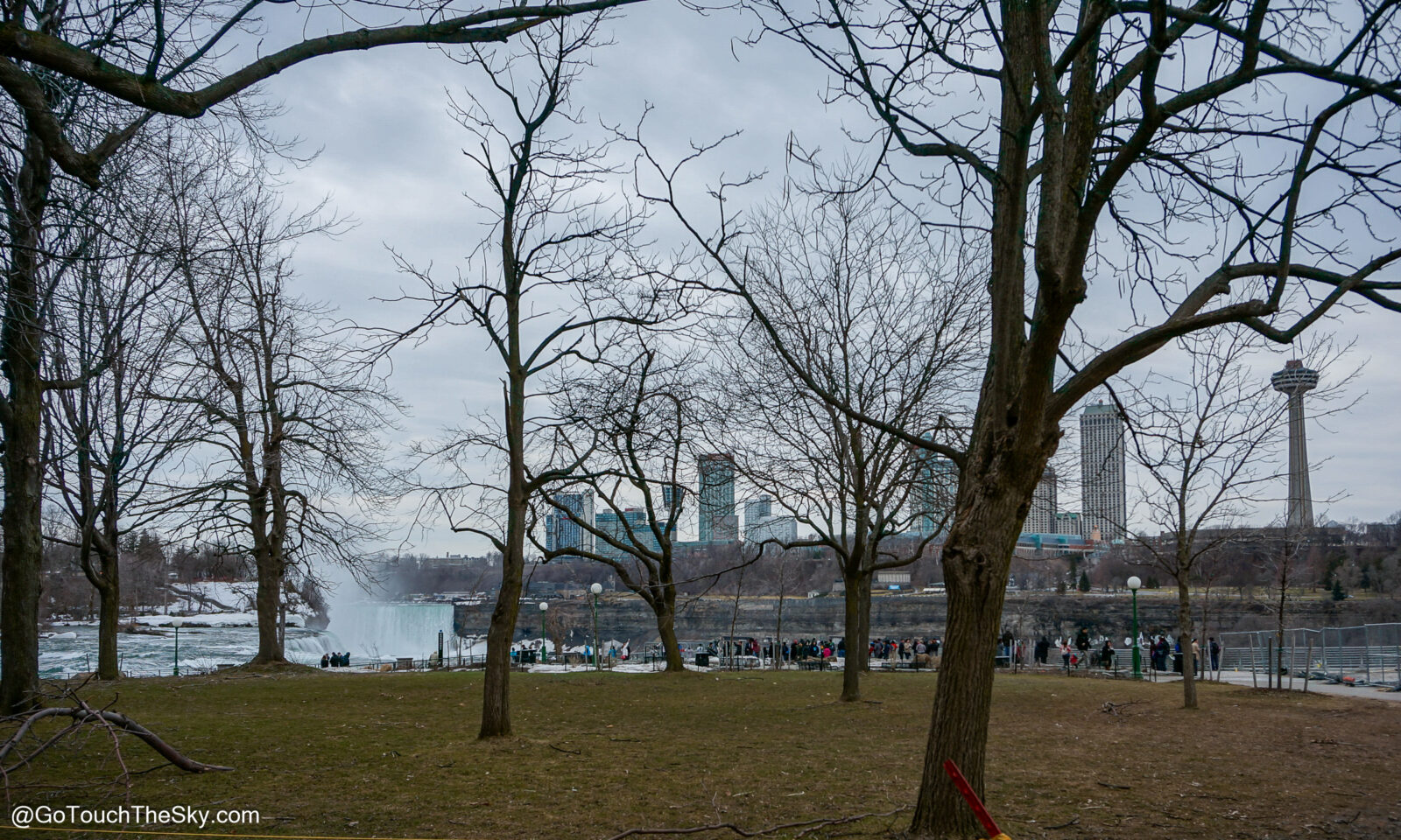 อุทยานแห่งชาติ Niagara Falls State Park (ฝั่งอเมริกา) สามารถเดินชมน้ำตกอเมริกัน (American Falls) และน้ำตกไบรเดิลเวลล์ (Bridal Veil Falls) ได้อย่างใกล้ชิดจากทางด้านข้างและด้านบน