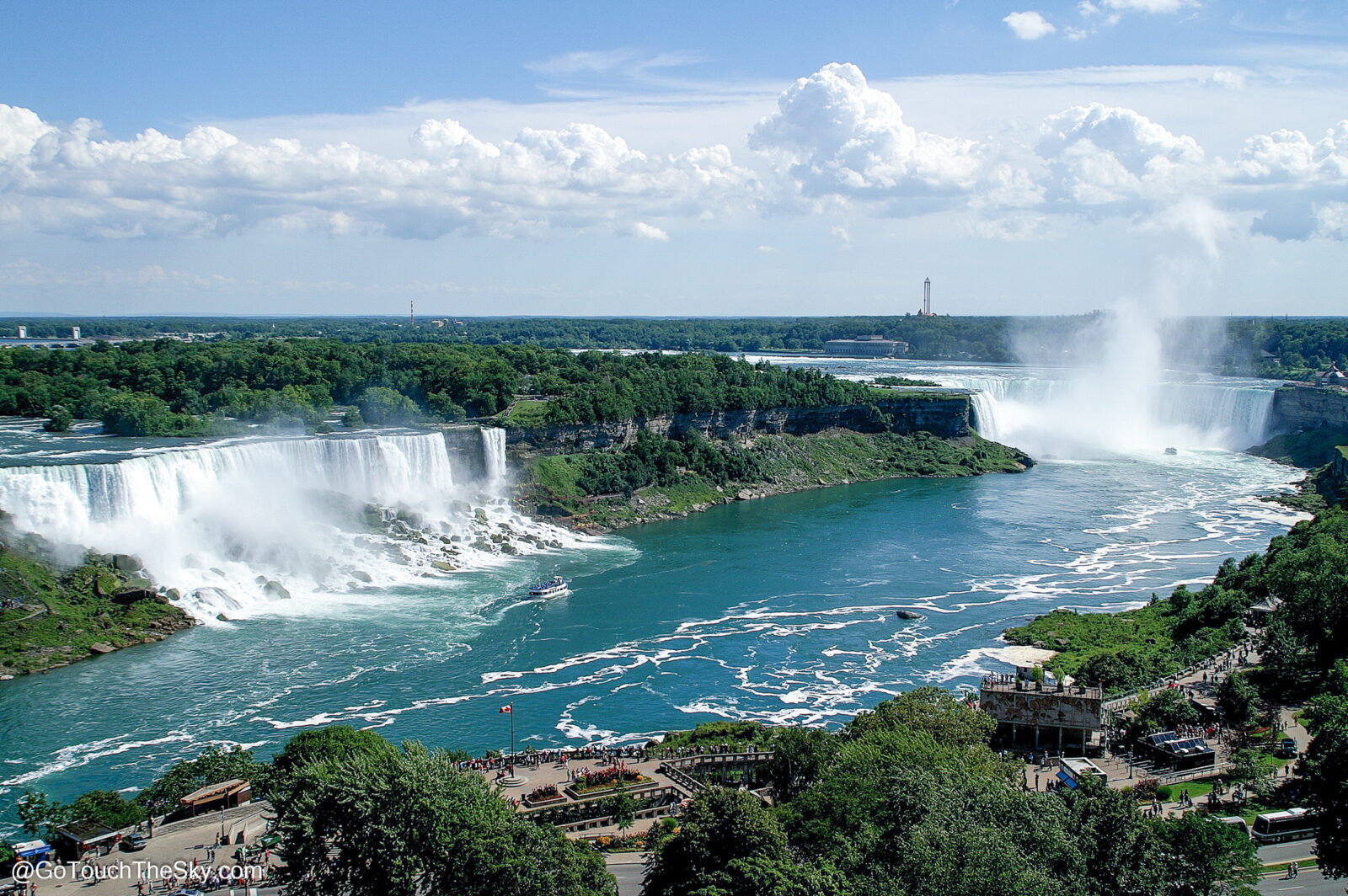 น้ำตกไนแอการา ซึ่งประกอบด้วย American Falls และ Horseshoes Falls จากมุมสูง