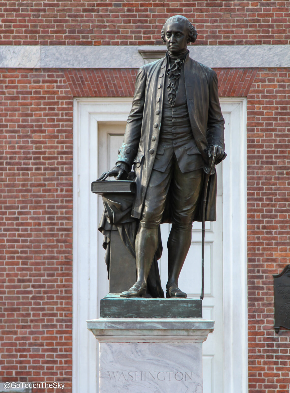 รูปปั้น จอร์จ วอชิงตัน ด้านหน้าอาคาร Independence Hall 