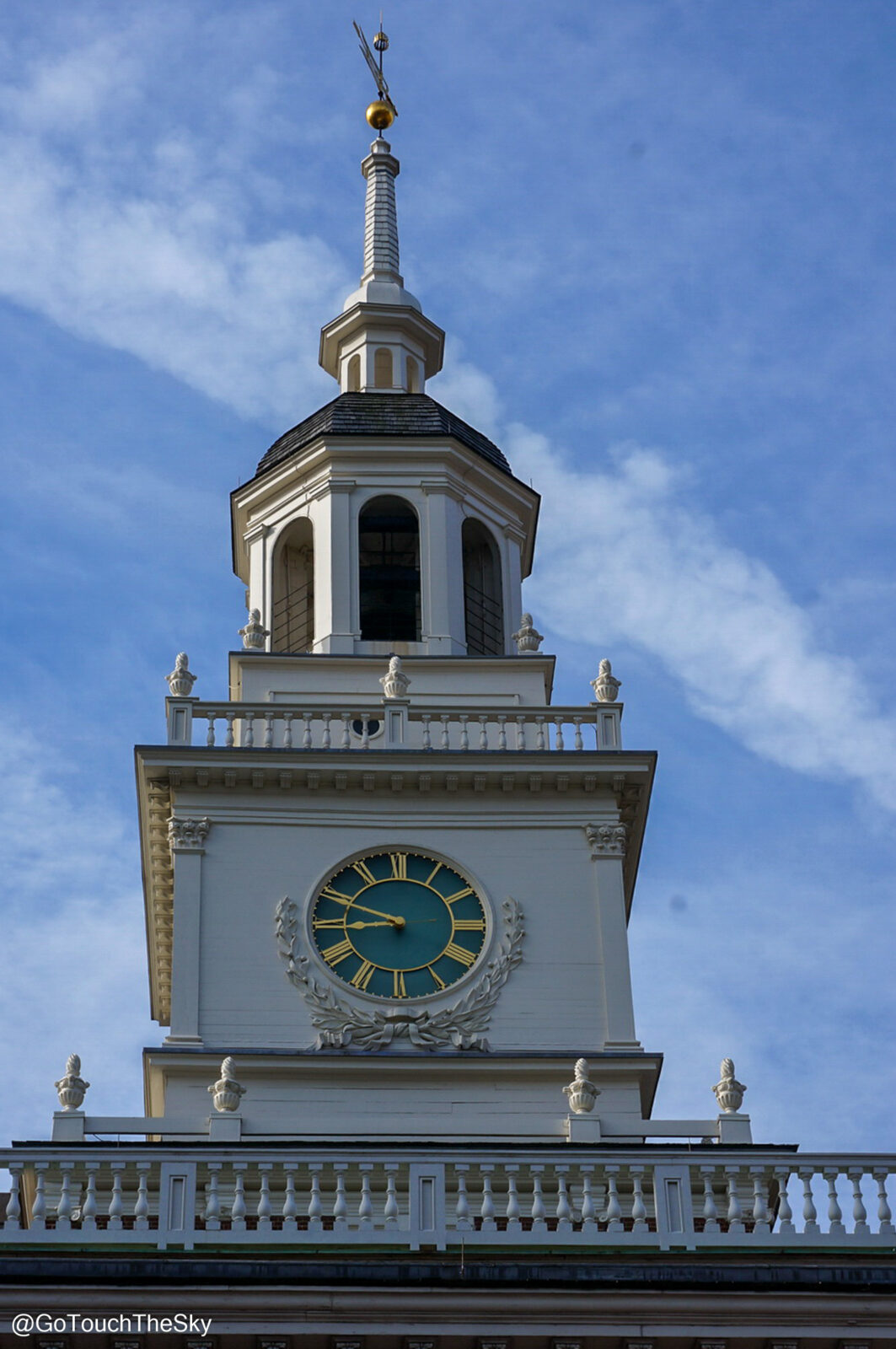 หอระฆังบนยอดอาคาร Independence Hall กลางท้องฟ้าสีคราม