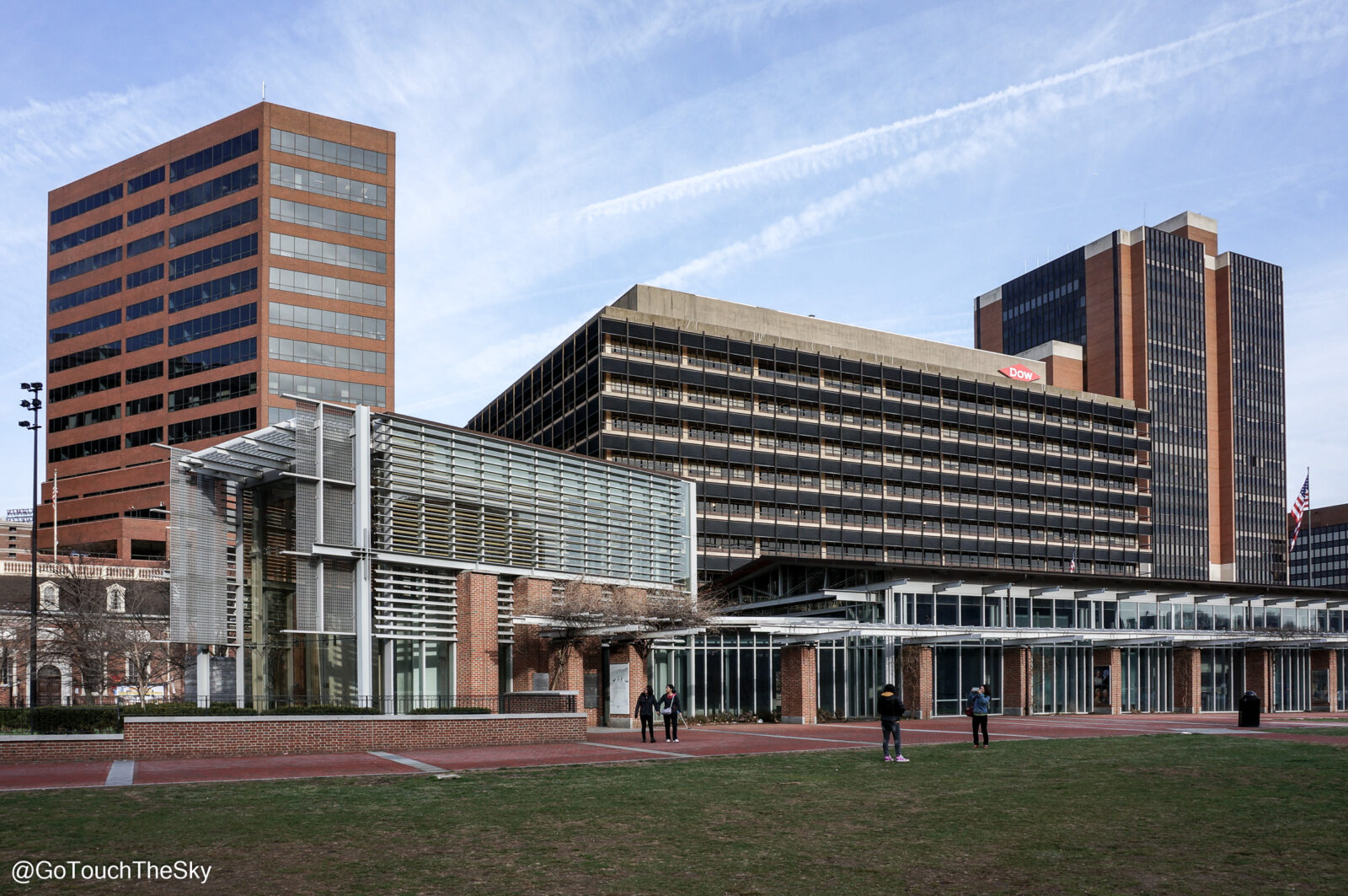 Liberty Bell Center อาคารกระจกสมัยใหม่ตรงข้าม Independence Hall