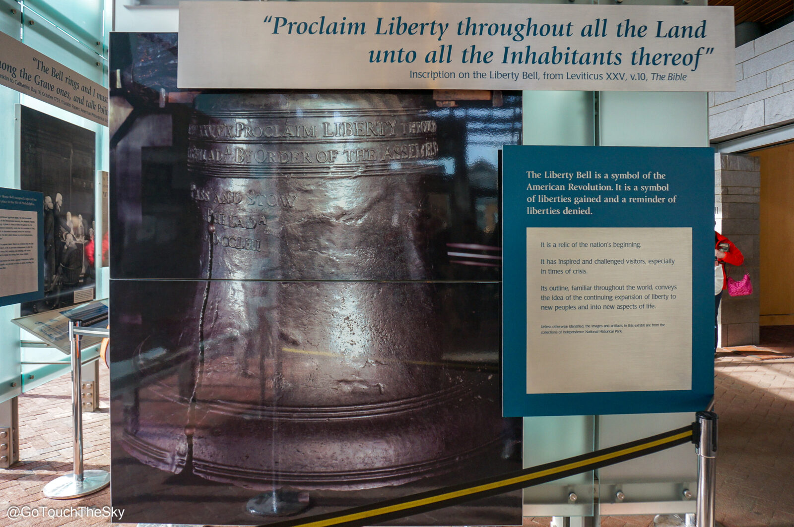 ตัวระฆัง Liberty Bell ที่จัดแสดงในศูนย์นิทรรศการ