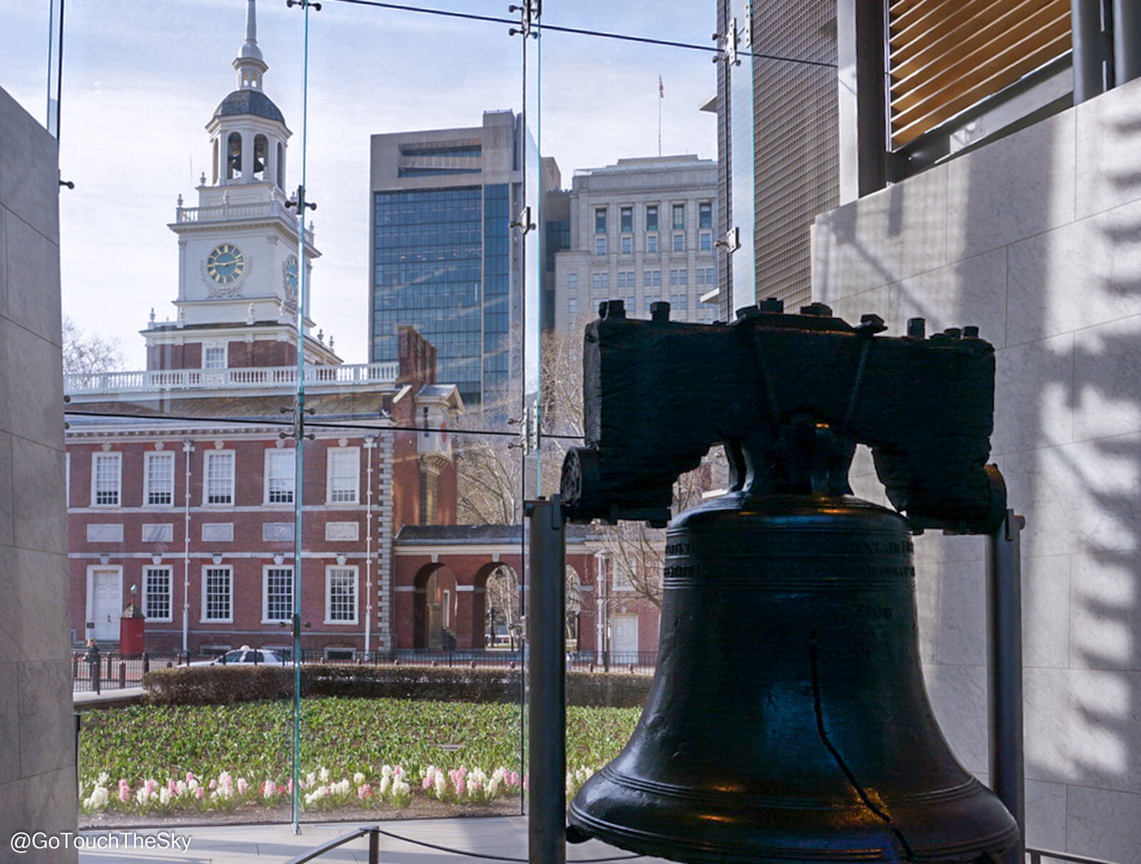 Liberty Bell จัดแสดงในศูนย์นิทรรศการ มี Independence Hall เป็นฉากหลัง