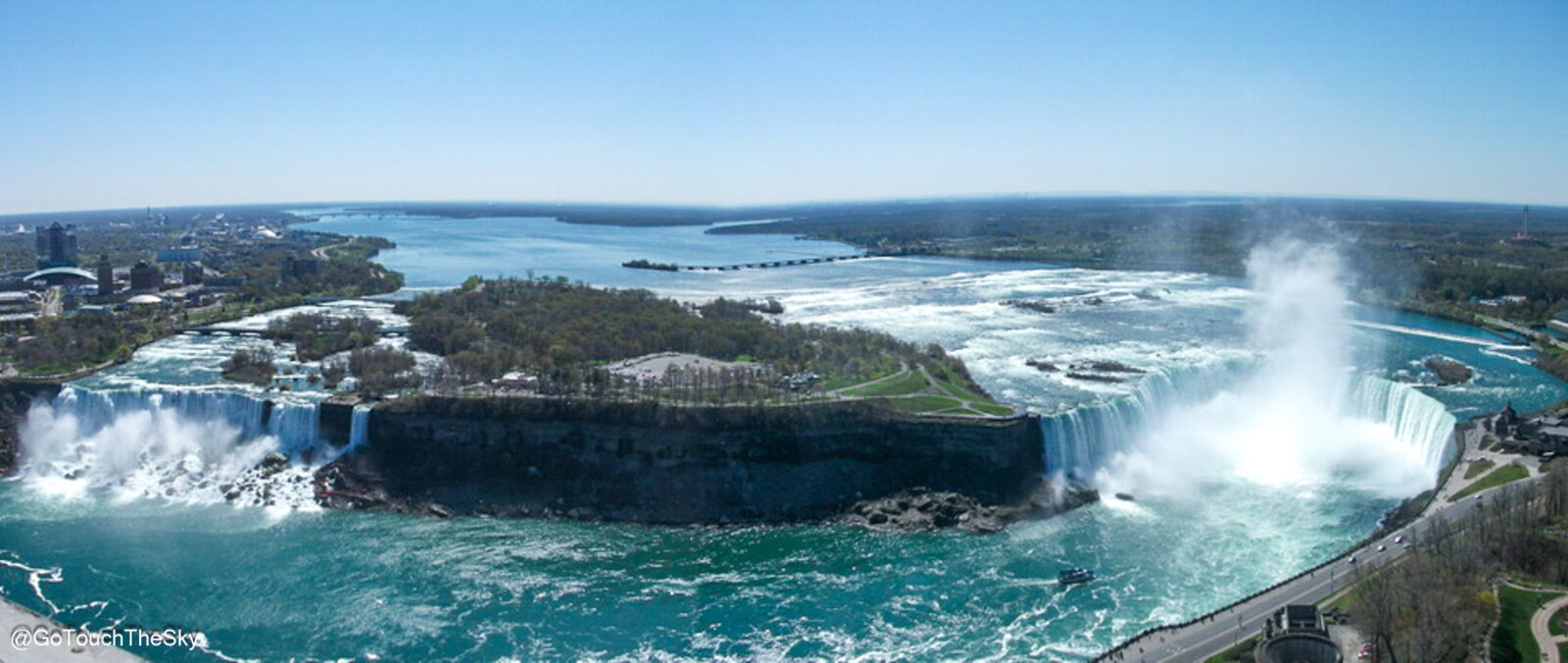 น้ำตกไนแองการาในมุมกว้าง มองเห็นทั้ง Horseshoe Falls และ American Falls