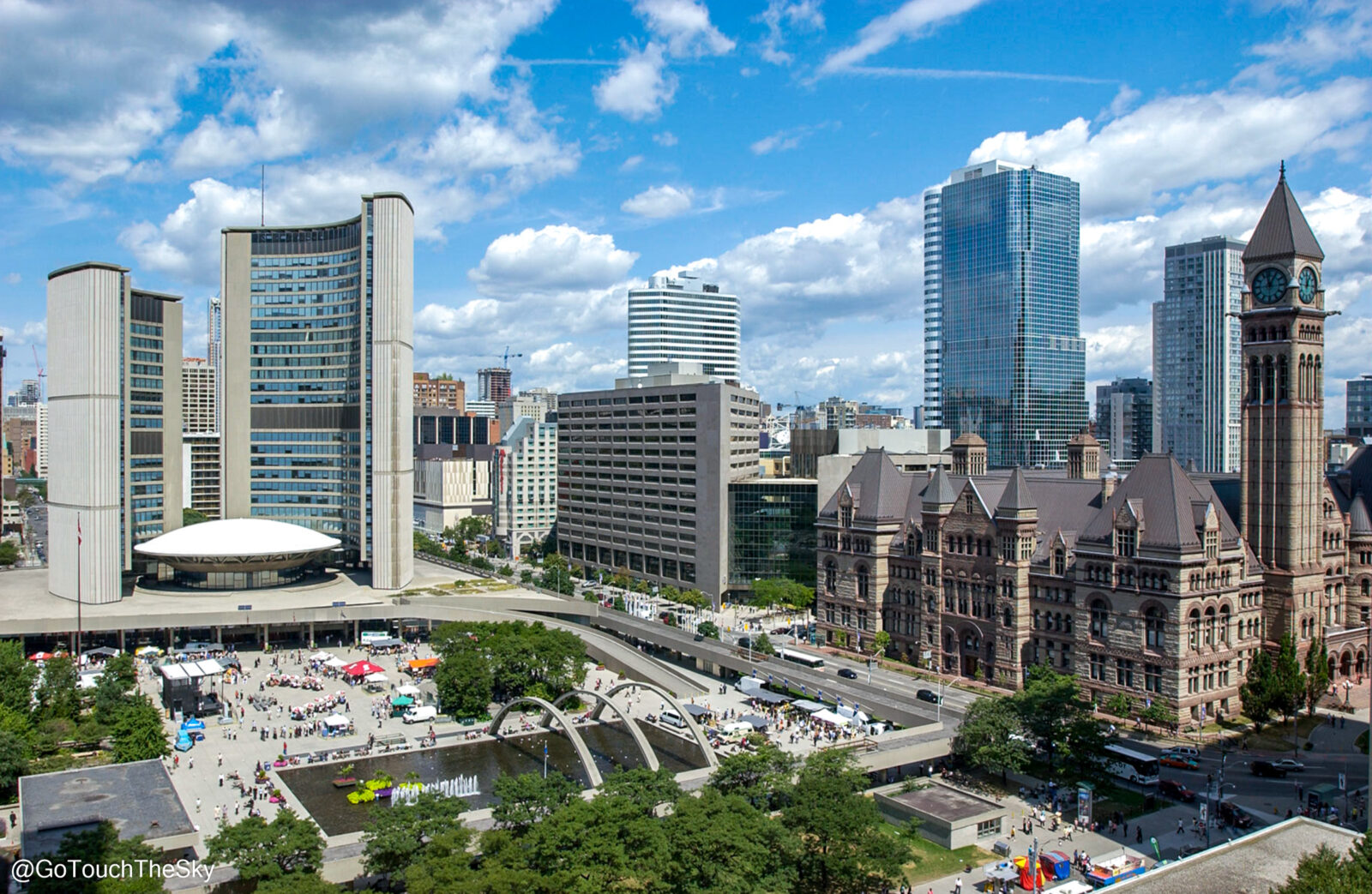 Nathan Phillips Square -ศาลาว่าการเมืองโตรอนโต (City Hall) และ Old City Hall แลนด์มาร์คสำคัญใจกลางเมืองโตรอนโต