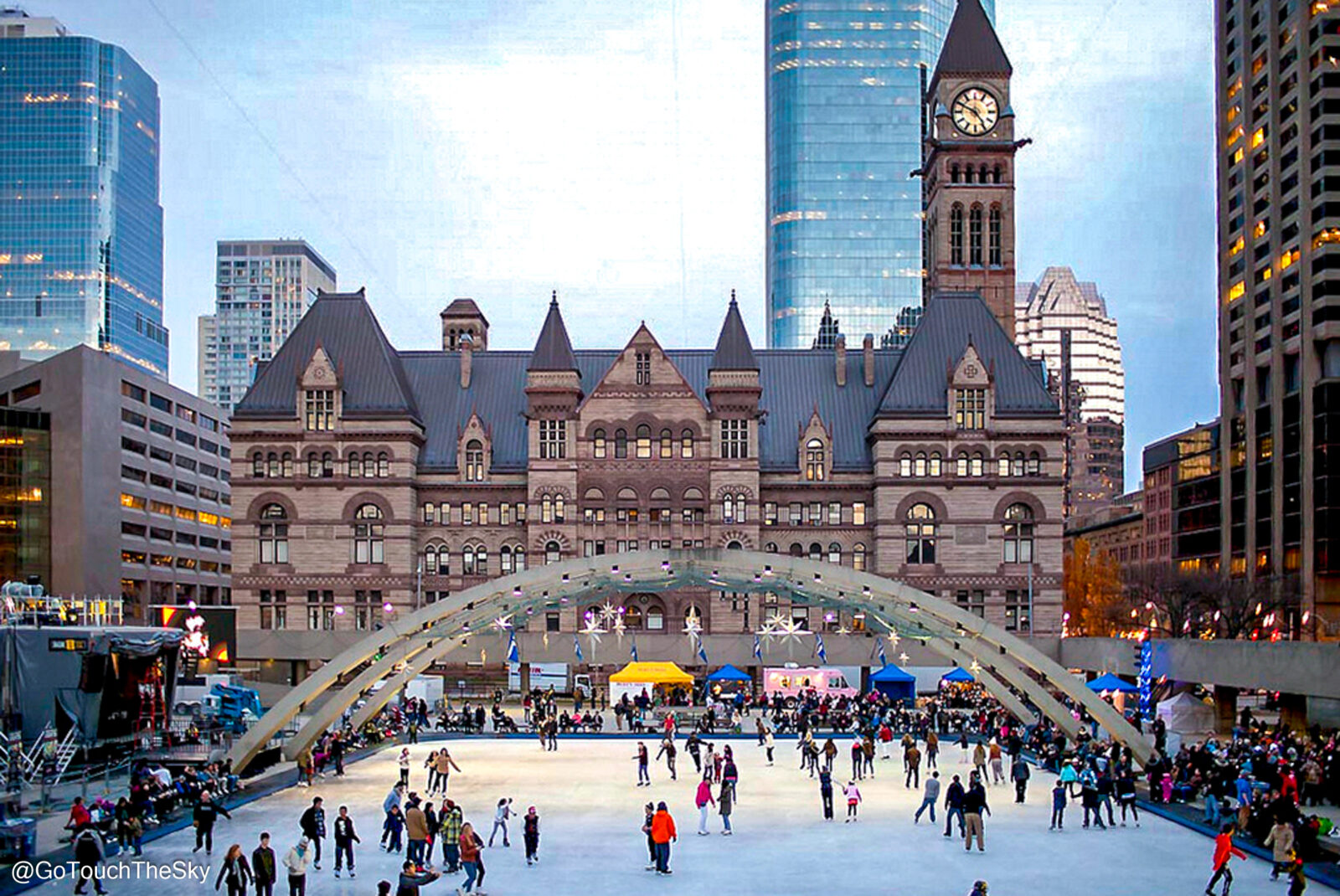 กิจกรรมในฤดูหนาวที่จัตุรัส Nathan Phillips Square หน้าศาลาว่าการเมืองโตรอนโต (City Hall) 