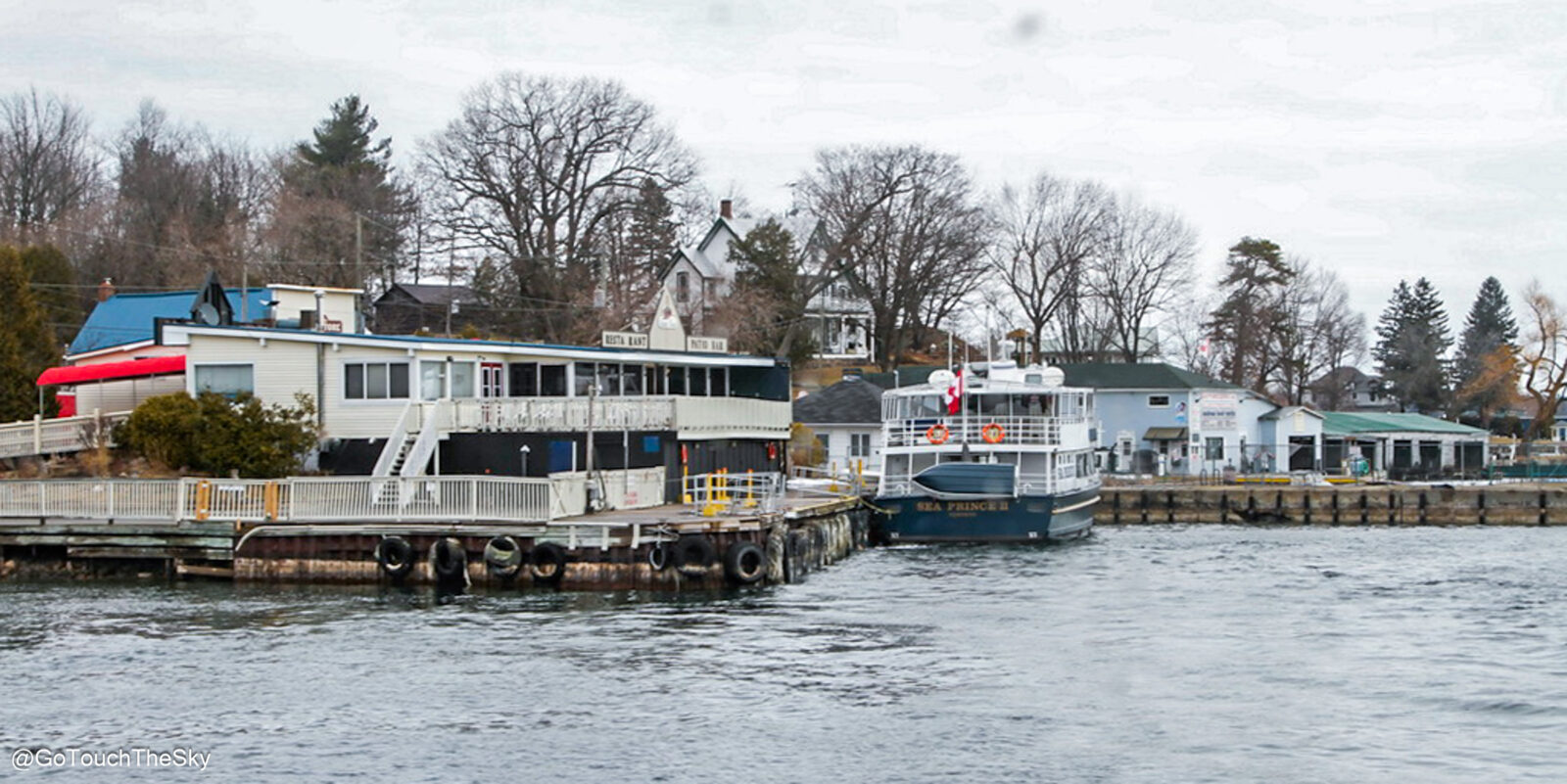 ทัศนียภาพของท่าเรือครูซส์ที่พานักท่องเที่ยวชมเกาะ