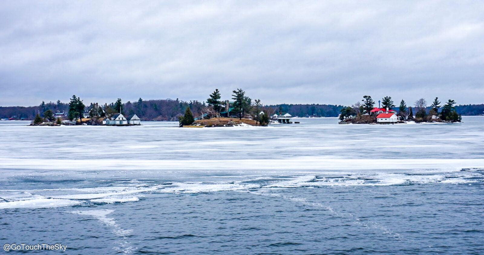 1,000 Islands ผิวน้ำมีน้ำแข็งบางๆ จับตัวอยู่ช่วงต้นเดือนเมษายน