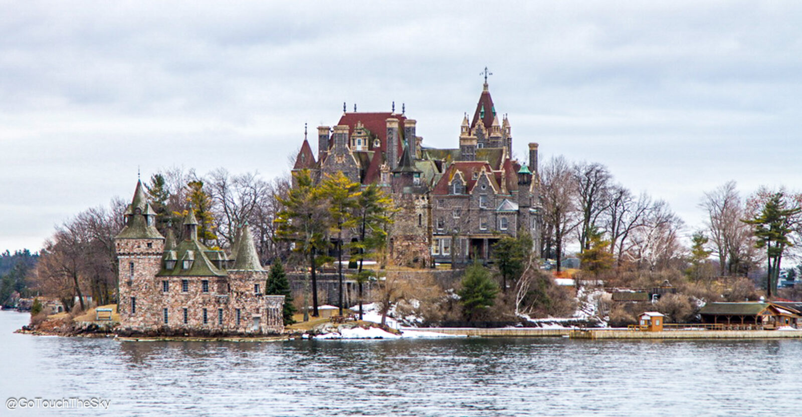 ทัศนียภาพของปราสาทโบลต์ (Boldt Castle) บนเกาะ Heart Island มองจากบนเรือ