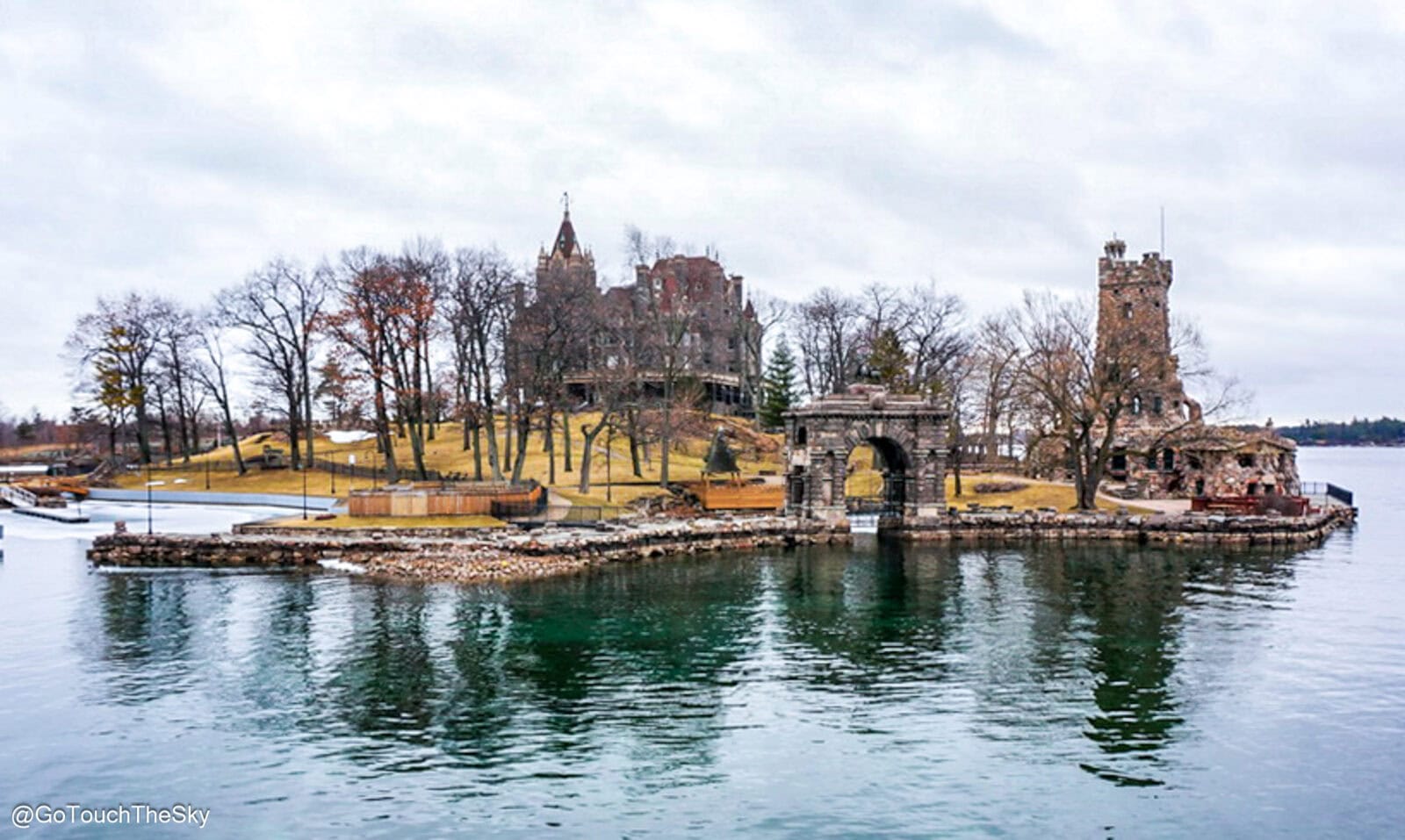 อาคารริมน้ำของปราสาท Boldt Castle 