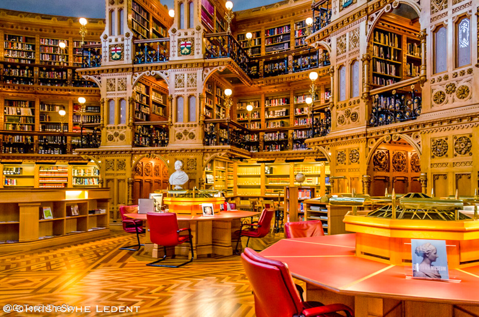 Parliament Library มุมถ่ายมองขึ้นเพดาน สถาปัตยกรรมงดงาม
