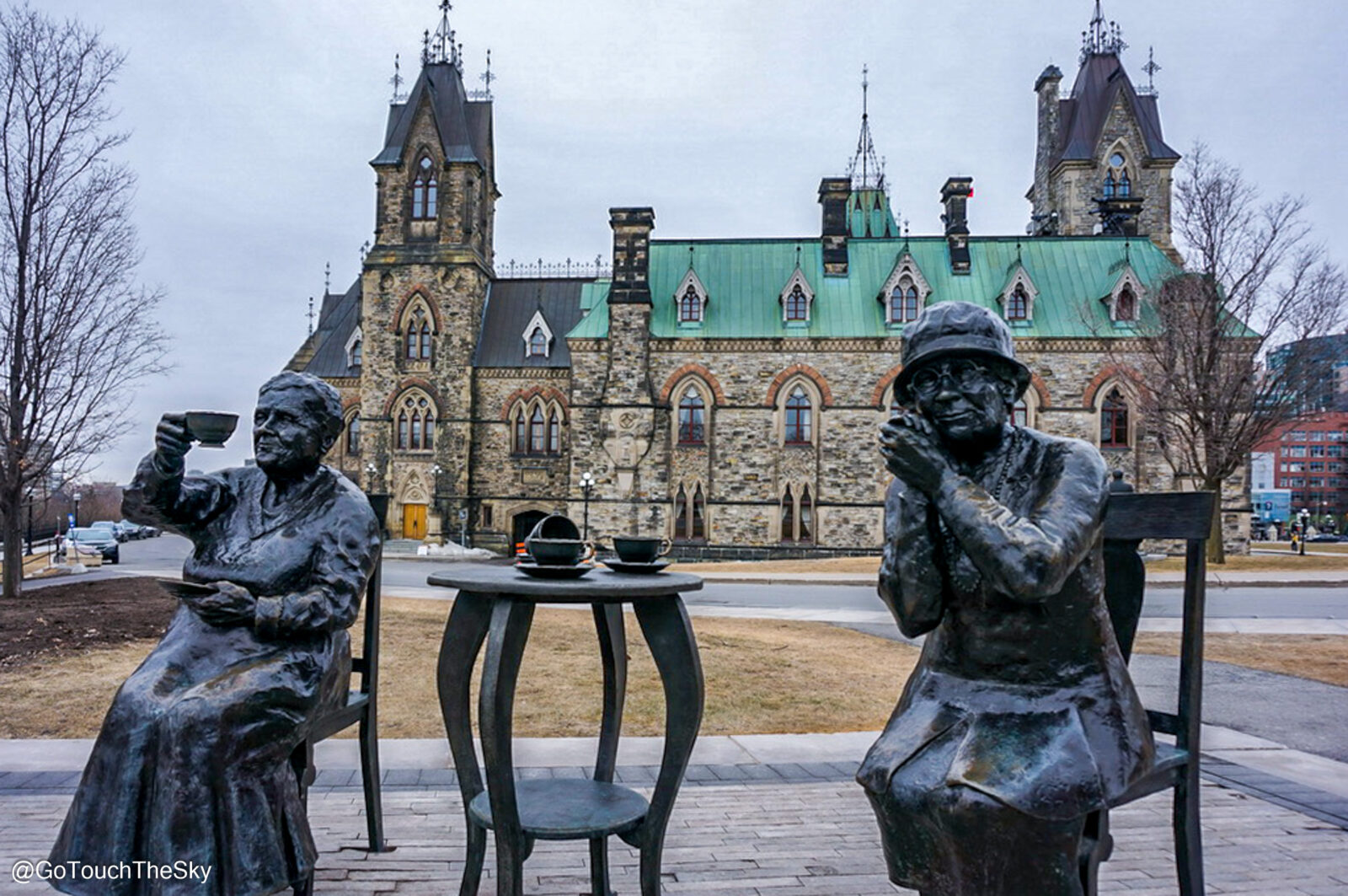 อนุสาวรีย์ The Famous Five เป็นรูปปั้นกลุ่มสตรี 5 ท่านที่ต่อสู้เพื่อสิทธิสตรีในแคนาดา ซึ่งตั้งอยู่บริเวณอาคารรัฐสภา (Parliament Hill) ในกรุงออตตาวา