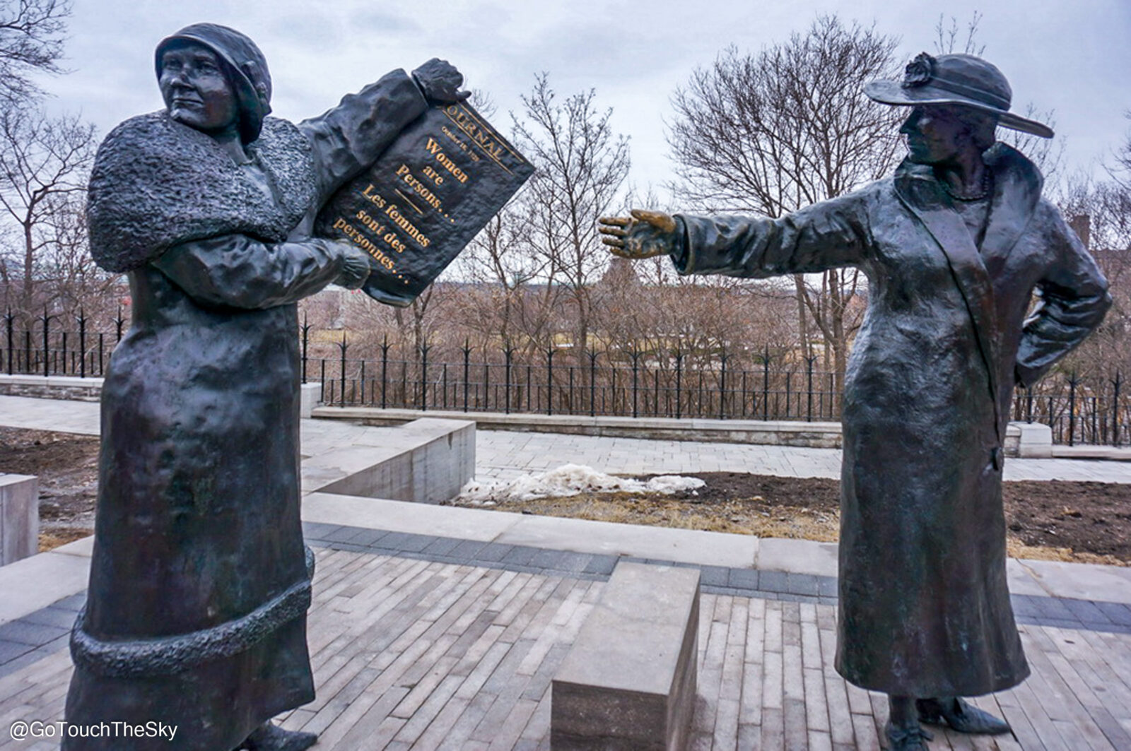 รูปปั้นกลุ่มสตรี The Famous Five ผู้ขับเคลื่อนสิทธิสตรีหน้าอาคารรัฐสภาแคนาดา
