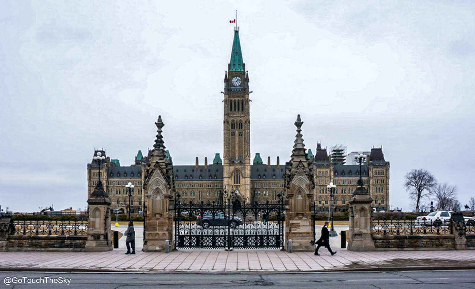 อาคารหลักตรงกลางหรือ Centre Block โดดเด่นเป็นสง่าด้วย Central Peace Tower (หอนาฬิกาสันติภาพ) ความสูง 92 เมตร 