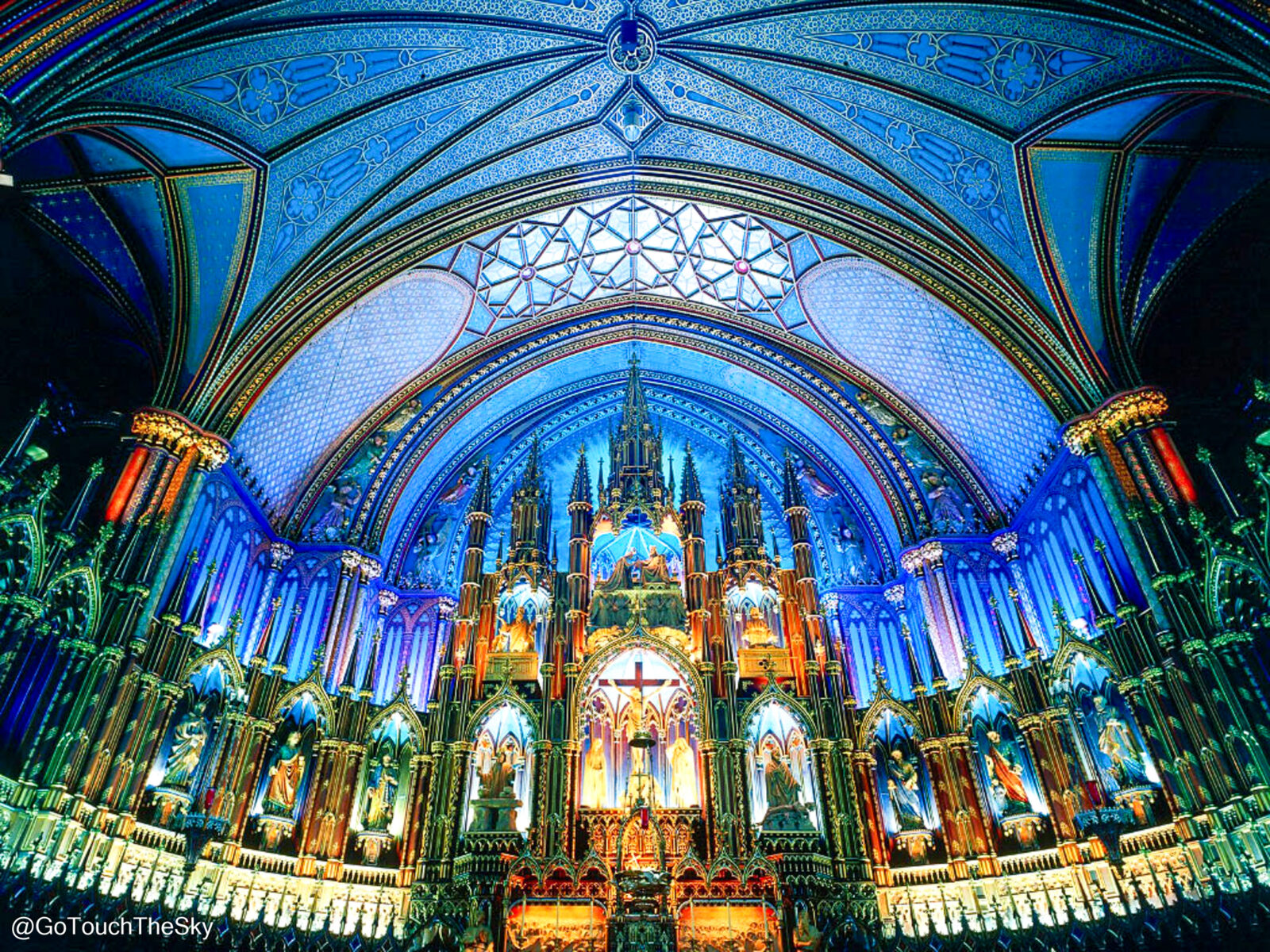  บรรยากาศภายใน Notre-Dame Basilica มอนทรีออล เพดานสีน้ำเงินเข้มประดับดาวและแสงสีทอง