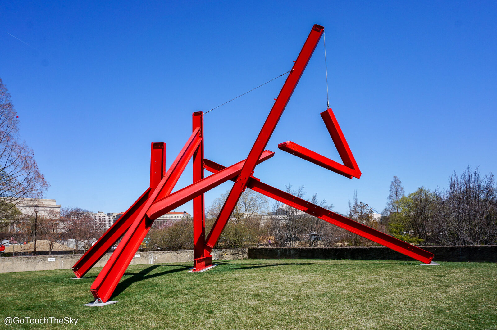 ประติมากรรมโลหะสีแดงในสวน Hirshhorn Museum