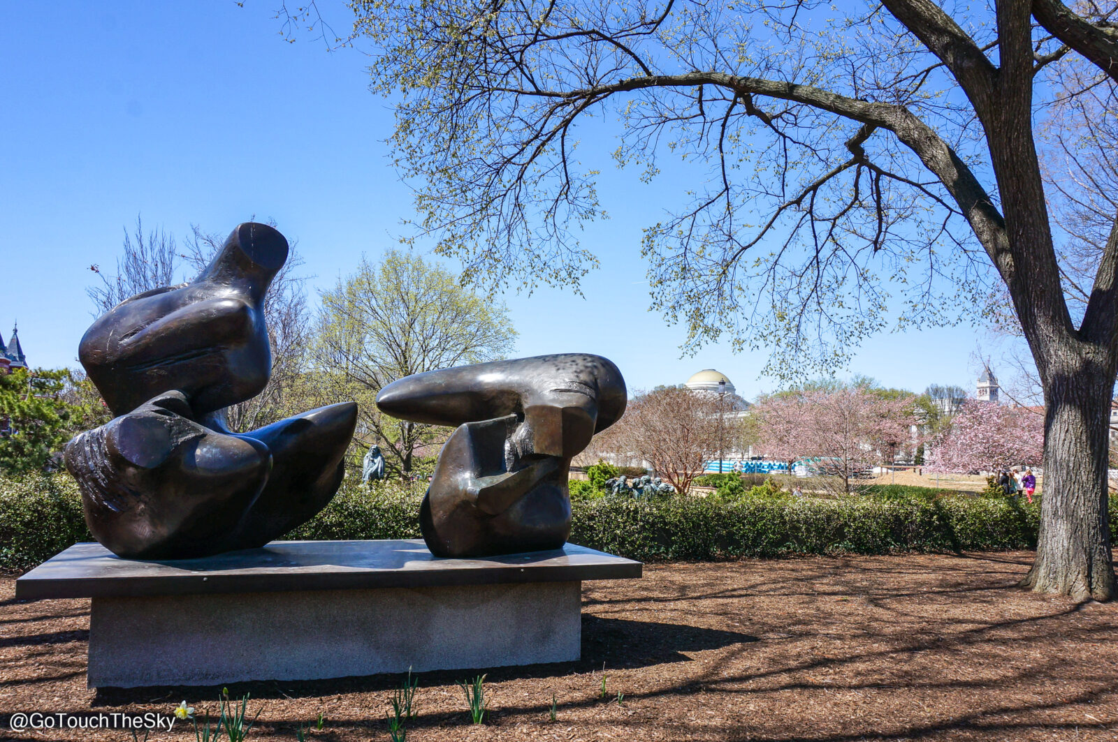 ประติมากรรมโลหะนามธรรมกลางแจ้งในสวน Hirshhorn