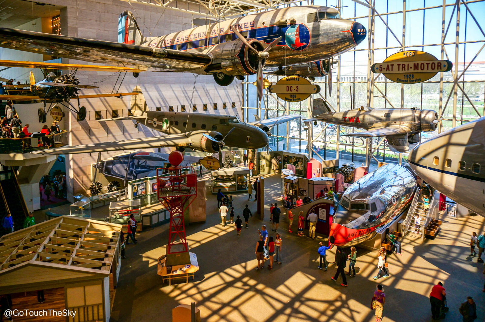 เครื่องบินและยานอวกาศหลากหลายชนิดจัดแสดงใน NASM