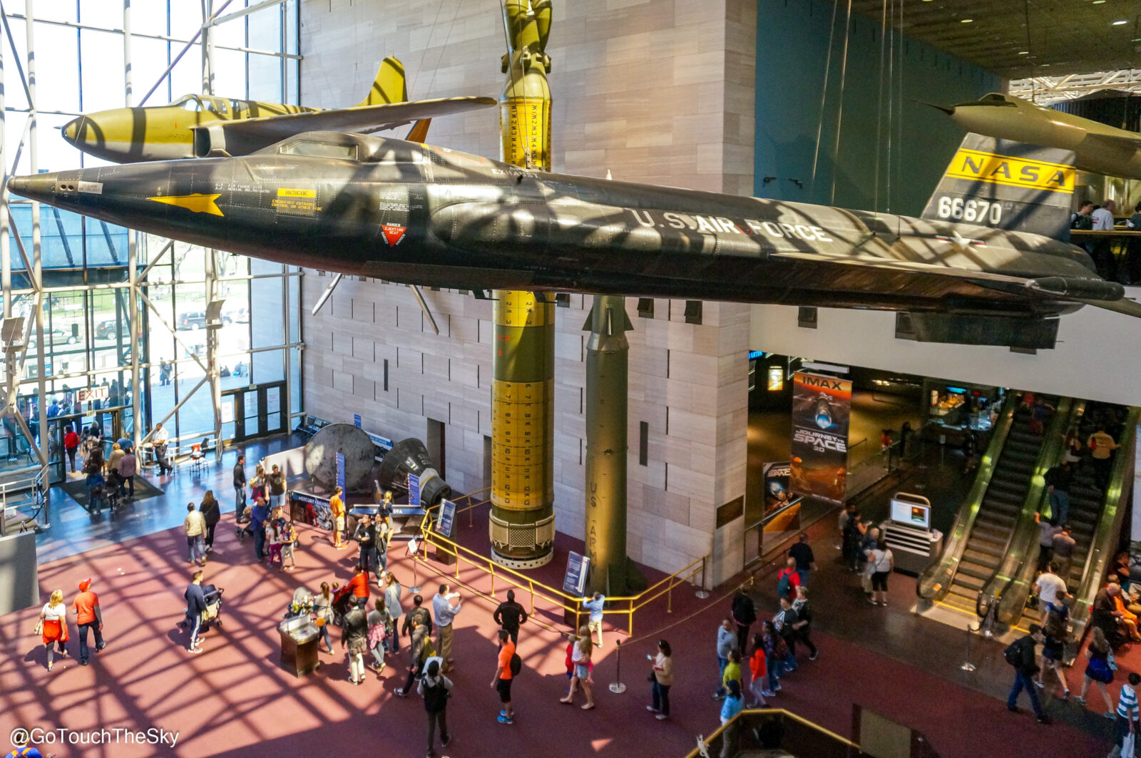 จรวดและแคปซูลอวกาศในห้องจัดแสดง NASM