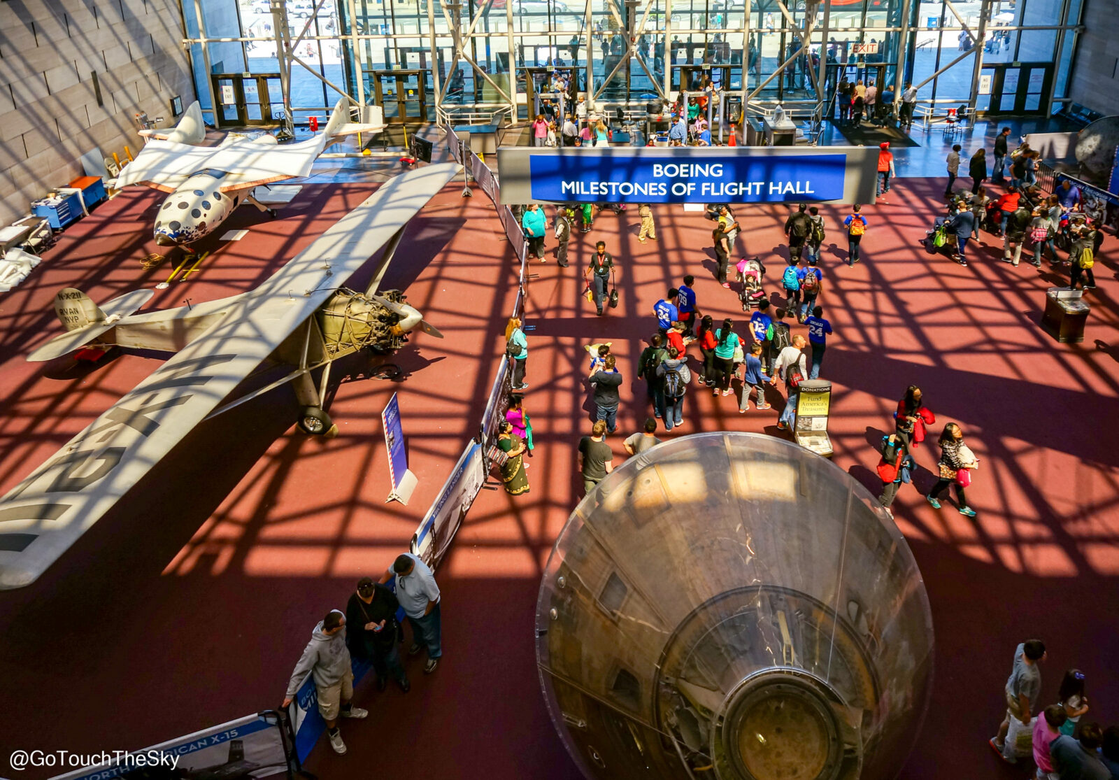 เครื่องบินรุ่นเก่าจัดแสดงใน NASM ผู้เข้าชมยืนดูอยู่รอบๆ