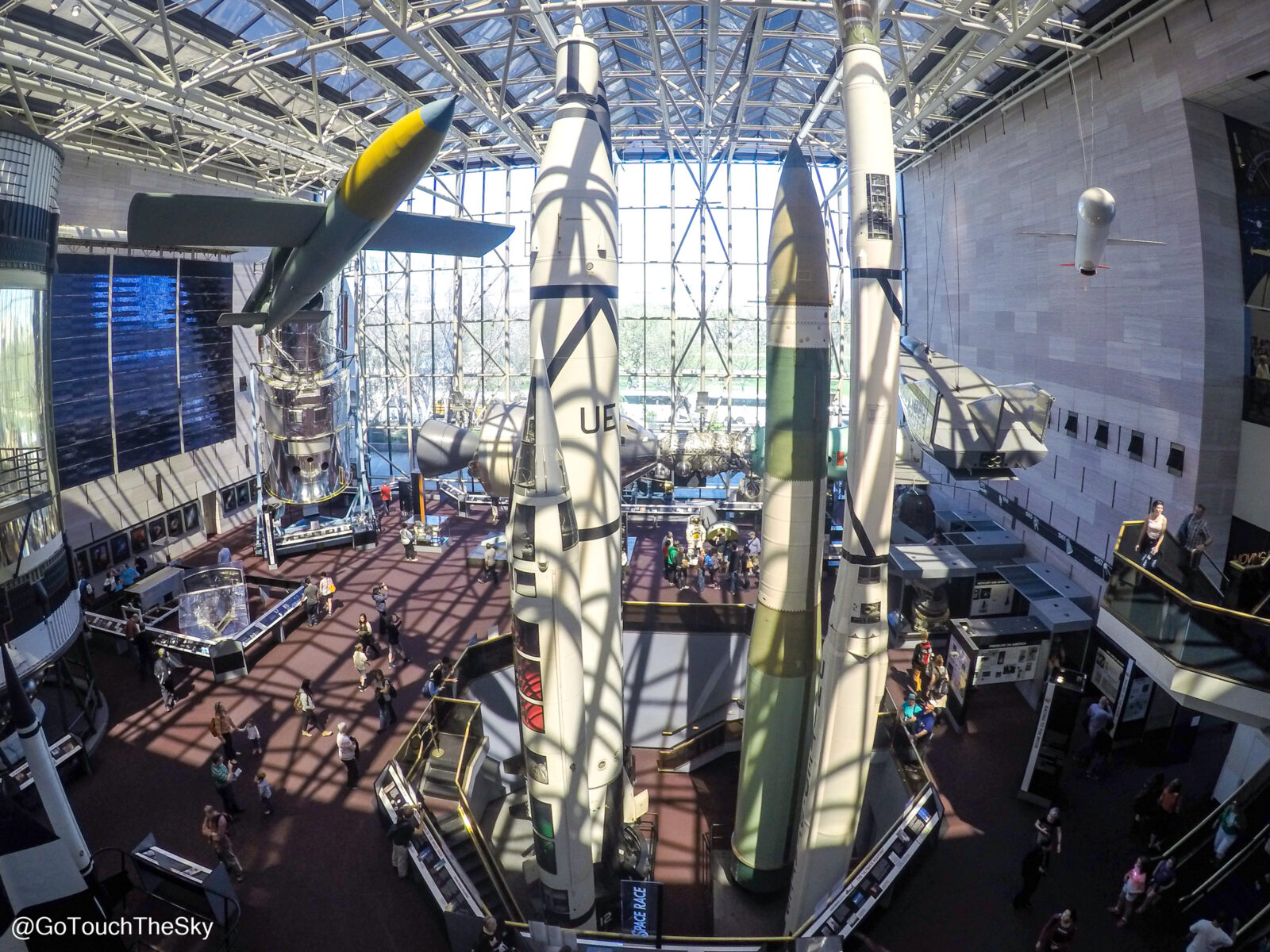 เครื่องบินรุ่นเก่าและยานอวกาศเต็มห้องโถงของ NASM