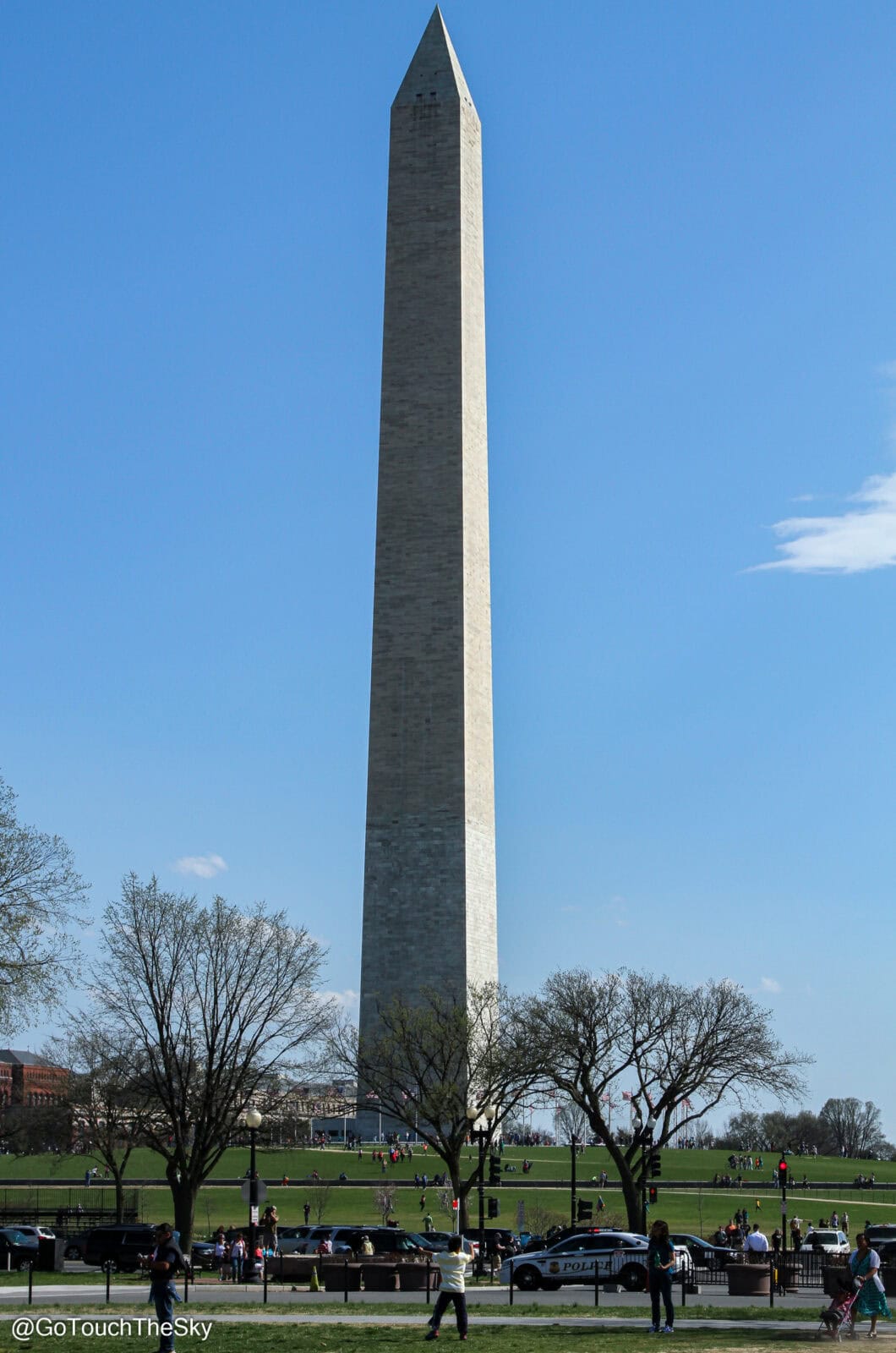 Washington Monument เสาหินแกรนิตสูงตระหง่านบนท้องฟ้าสีคราม