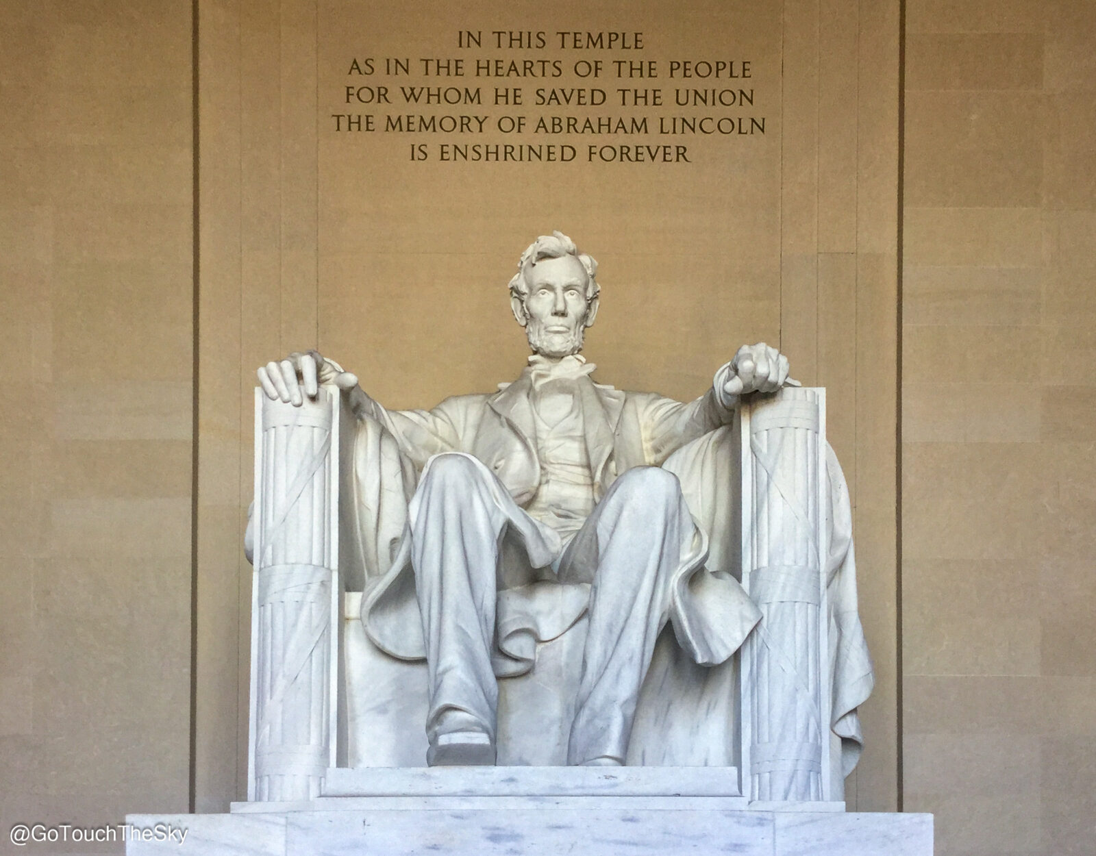 รูปปั้น Abraham Lincoln ภายใน Lincoln Memorial ท่านั่ง
