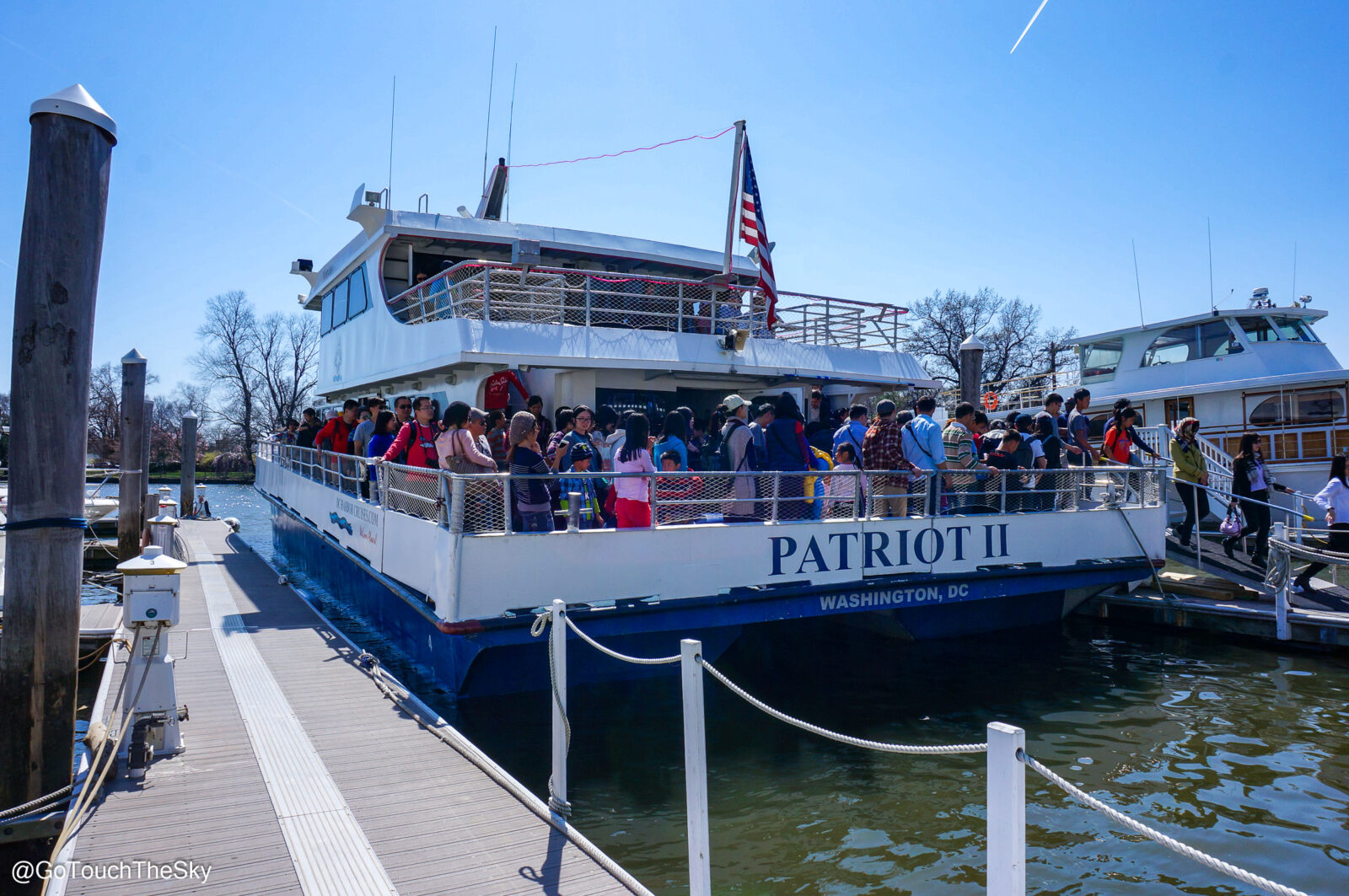 นักท่องเที่ยวกำลังลงจากเรือ Patriot II
