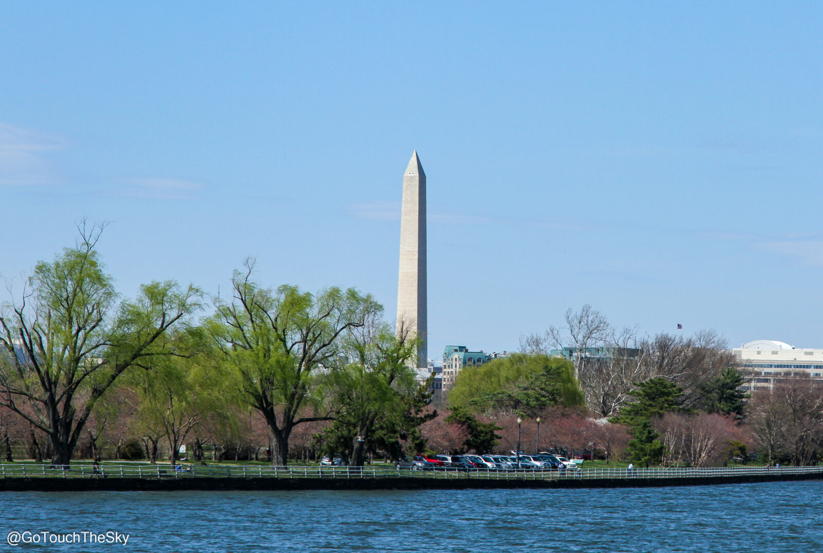 จากบนเรือ มองเห็น Washington Monument อยู่ไม่ไกล