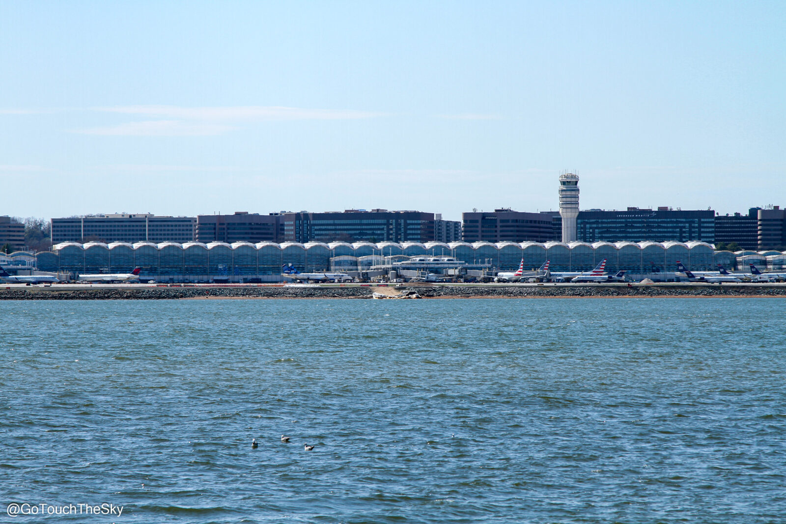 Ronald Reagan Washington National Airport มุมมองจากบนเรือ