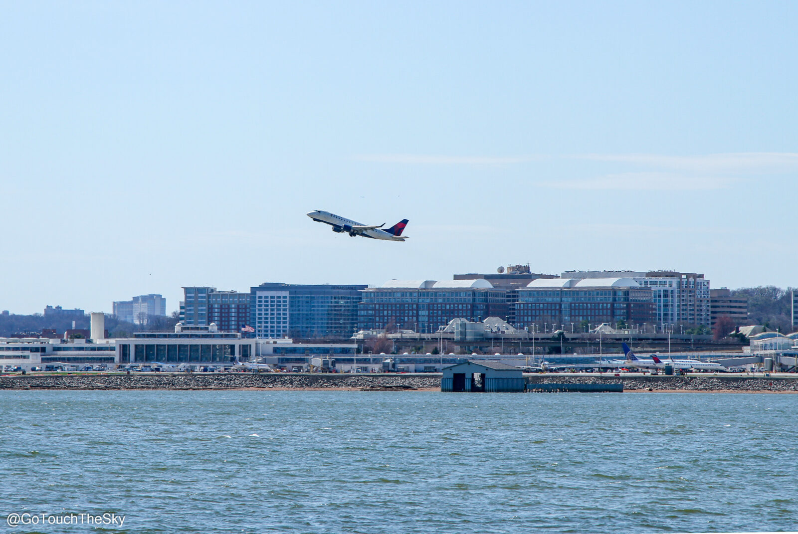เครื่องบินกำลังบินขึ้นจาก Ronald Reagan Washington National Airport 
